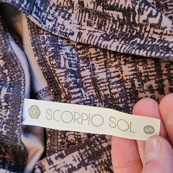 Scorpio Sol Leggings with Side Pockets - Picture 4 of 9